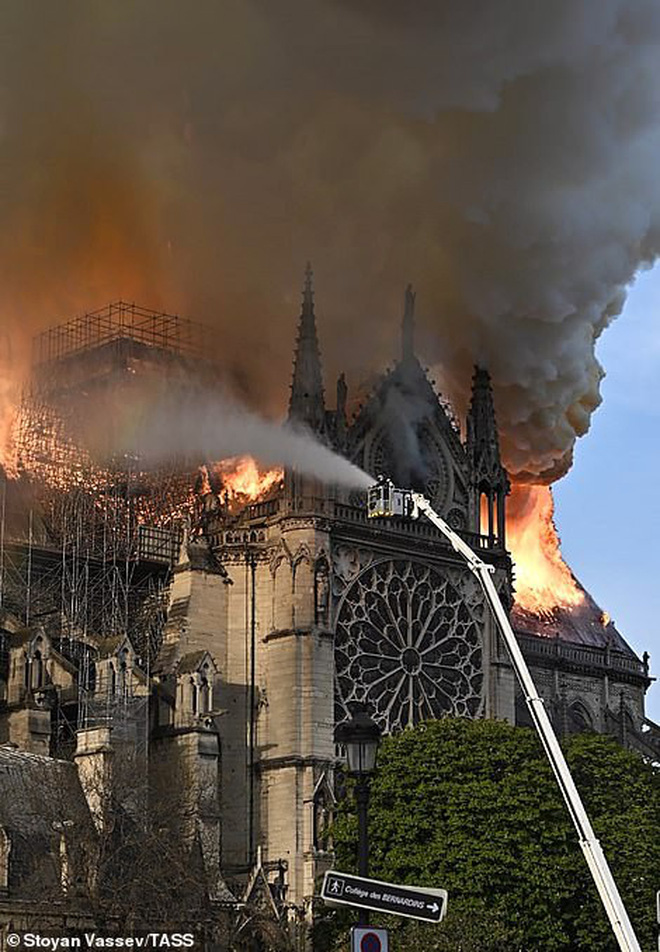 Nguyên nhân vụ cháy nhà thờ Đức Bà Paris và sự sụp đổ chỉ sau một đêm